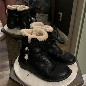 🛑 1 hour sale. UGG, Black Leather Winter Boots with Cream Shearling